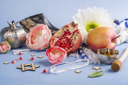 Foto de Miel, granadas, manzanas y flores. Rosh Hashaná - Fondo de Año Nuevo judío. Copiar espacio - Imagen libre de derechos