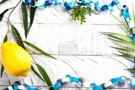 Téléchargez les photos : Vacances juives Souccot. Symboles traditionnels, citron, myrte, branche de saule et branche de palmier. Festive fond Souccot - en image libre de droit
