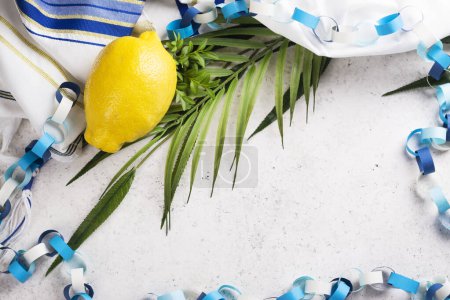 Foto de Vacaciones judías Sukkot. Símbolos tradicionales, cítricos, mirto, rama de sauce y rama de palma. Festivo fondo Sukkot - Imagen libre de derechos
