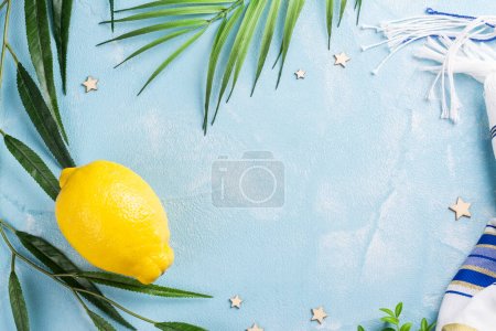 Téléchargez les photos : Vacances juives Souccot. Symboles traditionnels, citron, myrte, branche de saule et branche de palmier. Festive fond Souccot - en image libre de droit