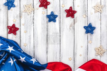 Téléchargez les photos : Le 4 juillet. Drapeau américain, étoiles rouges, bleues, blanches sur fond de planche blanche en bois. Espace de copie - en image libre de droit