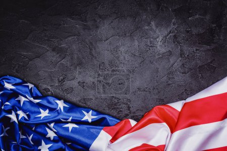 Foto de Cuatro de julio de fondo. Bandera americana sobre fondo de piedra negra. Copiar espacio - Imagen libre de derechos