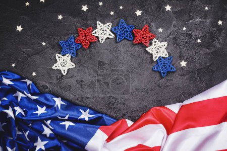 Foto de Cuatro de julio de fondo. Bandera americana, estrellas rojas, azules, blancas sobre fondo de piedra negra. Copiar espacio - Imagen libre de derechos