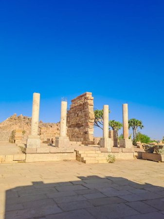 Téléchargez les photos : Le complexe de temple Philae est un complexe de temple basé sur l'île d'Agilkia dans le réservoir du barrage bas d'Assouan, en aval du barrage d'Assouan et du lac Nasser, Temple Arsenophis. L'Egypte. Photo de haute qualité - en image libre de droit