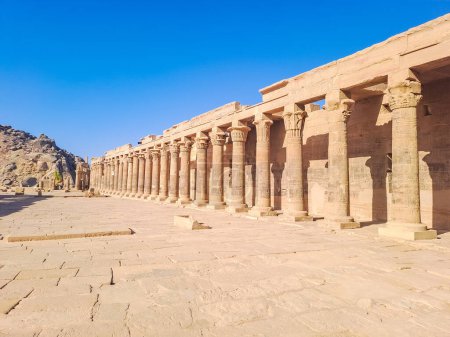Téléchargez les photos : Le complexe de temple Philae est un complexe de temple basé sur l'île d'Agilkia dans le réservoir du barrage bas d'Assouan, en aval du barrage d'Assouan et du lac Nasser, Colonnade. Égypte. - en image libre de droit