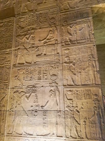 Téléchargez les photos : Le complexe de temple Philae est un complexe de temple basé sur l'île d'Agilkia dans le réservoir du barrage bas d'Assouan, en aval du barrage d'Assouan et du lac Nasser, anciennes écritures égyptiennes. L'Egypte. Photo de haute qualité - en image libre de droit