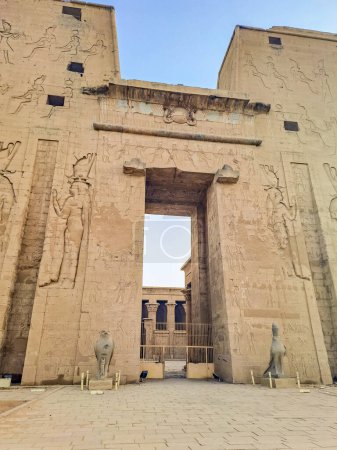 Téléchargez les photos : Edfu est le site du temple ptolémaïque d'Horus et d'une ancienne colonie. L'Egypte. Edfu écrit également Idfu, et connu dans l'Antiquité sous le nom de Behdet. Photo de haute qualité - en image libre de droit