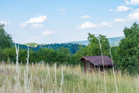 Téléchargez les photos : Des écuries minables sur les collines. écuries Shabby sur les collines près de Zadni Treban, Tchèque. Photo de haute qualité - en image libre de droit