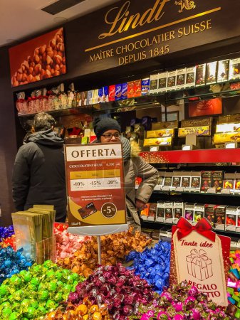 Téléchargez les photos : Vérone - Italie - 30 décembre 2019 : Boutique de bonbons. Une rue historique dans Lazise sur la rive du lac de Garde, province de Vérone, Vénétie, nord-est de l'Italie. Photo de haute qualité - en image libre de droit