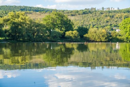Téléchargez les photos : Belle vue sur la forêt et les montagnes de la rivière Berounka, République tchèque. Photo de haute qualité - en image libre de droit
