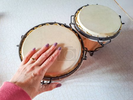 Téléchargez les photos : Ensemble de tambours Bongo isolés sur fond blanc. Percussion latine. Photo de haute qualité - en image libre de droit