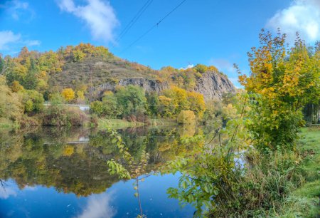 Téléchargez les photos : Belle vue sur la rivière d'automne Berounka forêt et montagnes, Zadni Treban. République tchèque. Photo de haute qualité - en image libre de droit