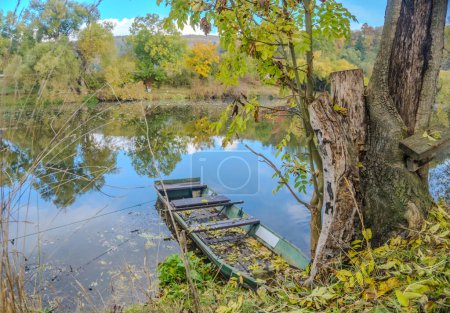 Téléchargez les photos : Belle vue sur la rivière Berounka et les bateaux en bois en automne, la forêt et les montagnes, Zadni Treban. République tchèque. Photo de haute qualité - en image libre de droit