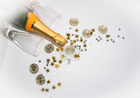 Téléchargez les photos : Nouveau fond de l'année avec Champagne et pièces et étoiles. Fête de Noël. Photo de haute qualité - en image libre de droit