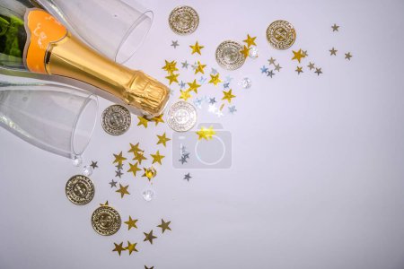 Téléchargez les photos : Nouveau fond de l'année avec Champagne et pièces et étoiles. Fête de Noël. Photo de haute qualité - en image libre de droit