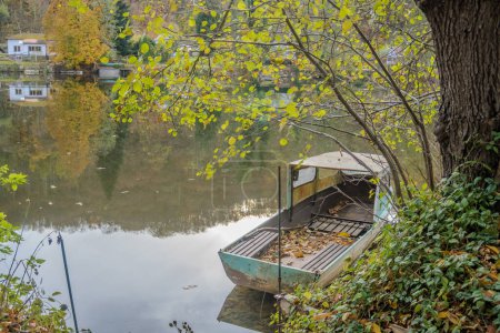 Téléchargez les photos : Belle vue sur la rivière Berounka et les bateaux en bois en automne, la forêt et les montagnes, Hlasna Treban. République tchèque. Photo de haute qualité - en image libre de droit