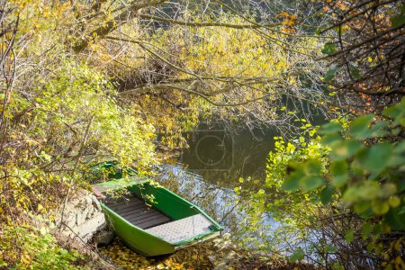 Téléchargez les photos : Belle vue sur la rivière Berounka et les bateaux en bois en automne, la forêt et les montagnes, Hlasna Treban. République tchèque. Photo de haute qualité - en image libre de droit