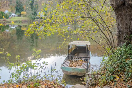 Foto de Hermosas vistas del río Berounka y barcos de madera en la temporada de otoño, bosque y montañas, Hlasna Treban. República Checa. Foto de alta calidad - Imagen libre de derechos