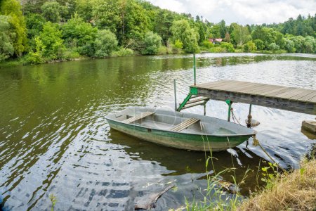 Foto de Barco de madera en la tranquila superficie del río Berunka cerca de la isla de Zadni Treban. República Checa. Foto de alta calidad - Imagen libre de derechos