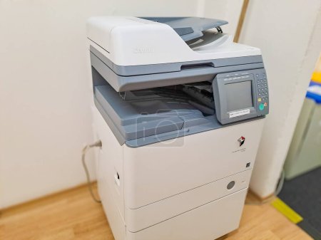 Foto de Fotocopiadora foto, impresora de red es el equipo de herramientas de trabajo de oficina escaneo y fotocopia xerox papel copia. Impresora Jet con fotocopiadora, fax y escáner. Foto de alta calidad - Imagen libre de derechos