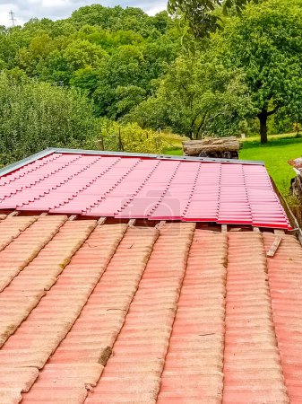 Foto de Sistema de techo de baldosas español de metal. Hoja de metal corrugado de acero pintado. Azulejos de metal rojo. Foto de alta calidad - Imagen libre de derechos