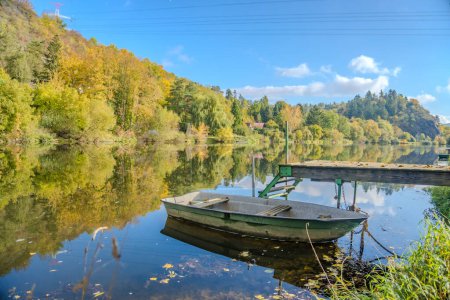 Foto de Hermosas vistas del río Berounka y barcos de madera en la temporada de otoño, bosque y montañas, Zadni Treban. República Checa. Foto de alta calidad - Imagen libre de derechos
