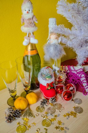 Téléchargez les photos : Nouvel an fond avec jouet, Champagne et mandarines. Fête de Noël. Photo de haute qualité - en image libre de droit