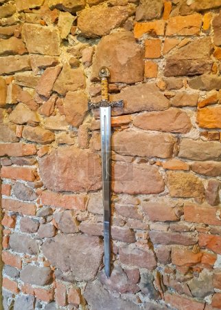 Vieille épée de chevalier sur le mur dans un vieux château dans un café en fonctionnement en Pologne. Photo de haute qualité
