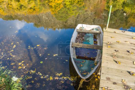 Schöne Aussicht auf den Fluss Berounka und Holzboote in der Herbstsaison, Wald und Berge, Zadni Treban. Tschechien. Hochwertiges Foto