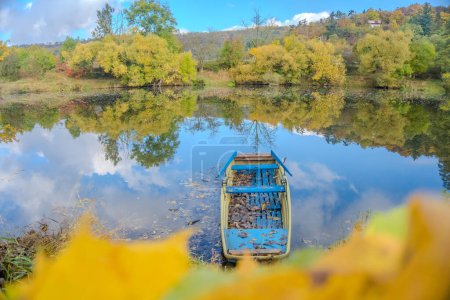 Téléchargez les photos : Belle vue sur la rivière Berounka et les bateaux en bois en automne, la forêt et les montagnes, Zadni Treban. République tchèque. Photo de haute qualité - en image libre de droit