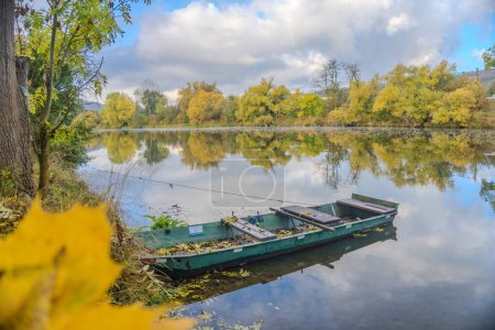 Hermosas vistas del río Berounka y barcos de madera en la temporada de otoño, bosque y montañas, Zadni Treban. República Checa. Foto de alta calidad