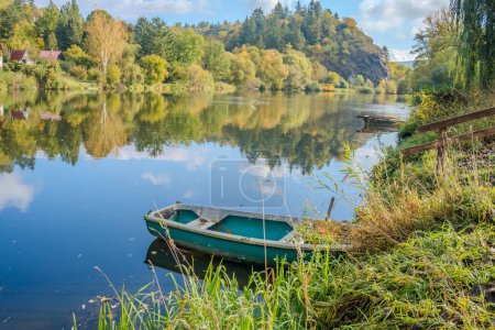 Schöne Aussicht auf den Fluss Berounka und Holzboote in der Herbstsaison, Wald und Berge, Zadni Treban. Tschechien. Hochwertiges Foto