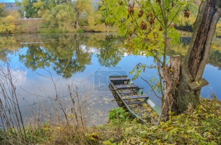 Hermosas vistas del río Berounka y barcos de madera en la temporada de otoño, bosque y montañas, Zadni Treban. República Checa. Foto de alta calidad