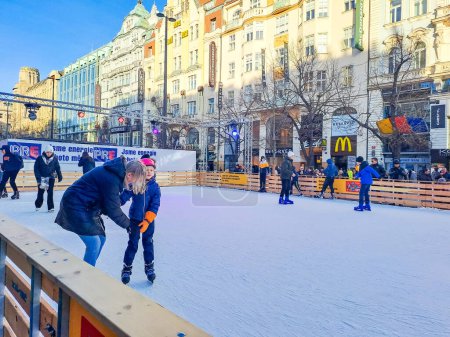 Foto de Pragua- Chequía- 27 de diciembre de 2023: Patinadores de hielo patinando en una pista de hielo pública en la Plaza de Wenceslao. Foto de alta calidad - Imagen libre de derechos