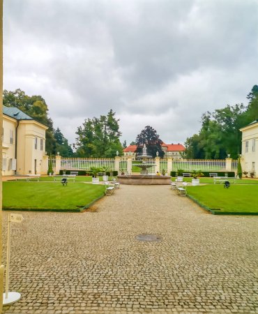Brunnen Schloss Kynzvart - Schloss befindet sich in der Nähe des berühmten westböhmischen Kurortes Marianske Lazne Marienbad - Tschechien. Hochwertiges Foto