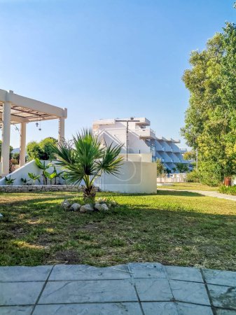 Schönes Afandou Beach Hotel auf der Insel Rhodos in Griechenland. In der Nähe der Stadt Afandou. Hochwertiges Foto