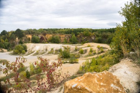 Extensas minas a cielo abierto cerca de Beroun Con montañas de arena en el clima de otoño. Checo. Foto de alta calidad