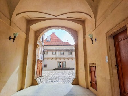 Prag - Tschechien - 8. April 2024: Wallensteingärten mit barockem Schloss in der Prager Kleinstadt. Dieser Palast ist derzeit die Heimat des tschechischen Senats. Hochwertiges Foto