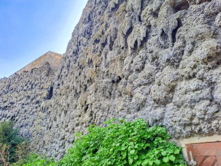 primer plano de la pared de estalactita artificial del Jardín Wallenstein. Mysterious Dripstone Wall in the Wallenstein Garden, Praga. Foto de alta calidad