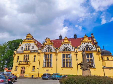 Téléchargez les photos : Vysoke Myto- Tchèque- 25 avril 2024 : Le centre de la vieille ville avec de belles maisons. Photo de haute qualité - en image libre de droit