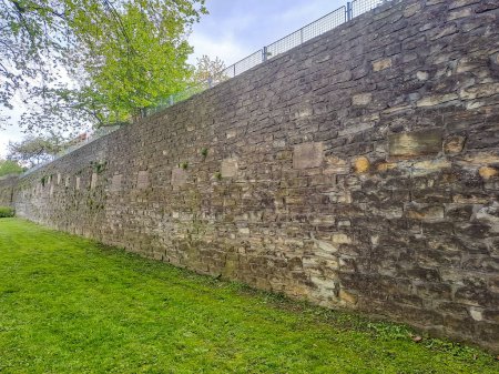 Téléchargez les photos : Vysoke Myto- Tchèque- 25 avril 2024 : Ancien mur en pierre commémorative dans le parc près du centre de la ville. Photo de haute qualité - en image libre de droit