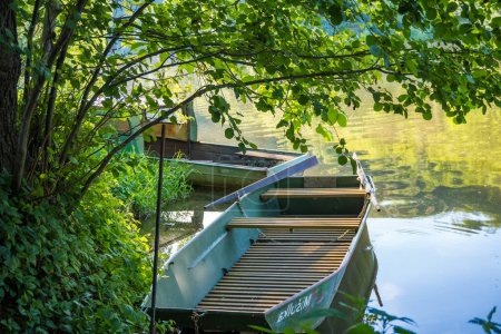 Téléchargez les photos : Beautiful views of the river Berounka a Wooden boats in the spring season. Czech, Near Karlstejn. High quality photo - en image libre de droit
