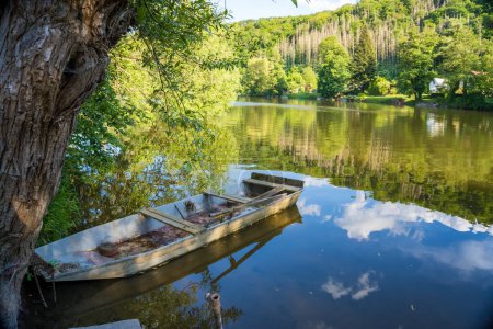 Hermosas vistas del río Berounka a Barcos de madera en la temporada de primavera. Checo. Foto de alta calidad