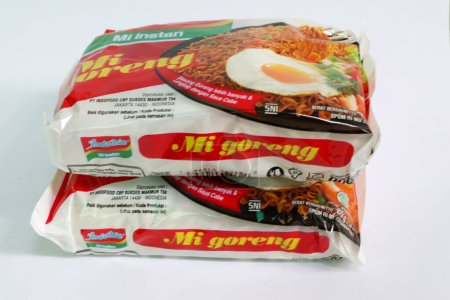 Téléchargez les photos : Tangerang, Indonésie - 31 juillet 2023 : nouilles instantanées "indomie" proviennent de l'indonésie, la variante de saveur "indomie goreng" ou nouilles frites isolées sur blanc - en image libre de droit