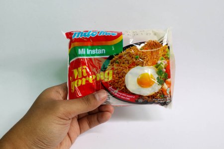 Téléchargez les photos : Tangerang, Indonésie - 31 juillet 2023 : nouilles instantanées à la main "indomie" provenant de l'indonésie, la variante de saveur "indomie goreng" ou nouilles frites. - en image libre de droit