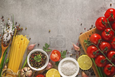 Photo pour Fond alimentaire italien sur table en pierre. Macaronis, basilic et légumes. - image libre de droit