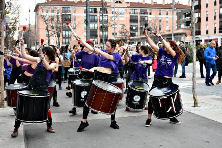 Foto de Igualada, Barcelona; 8 de marzo de 2020: celebración del Día de la Mujer con el grupo batucada Protons Percussion, jugando por las calles de Igualada - Imagen libre de derechos