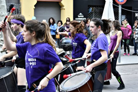 Téléchargez les photos : Igualada, Barcelone ; 8 mars 2020 : célébration de la Journée de la femme avec le groupe de batucada Protons Percussion, jouant dans les rues d'Igualada - en image libre de droit