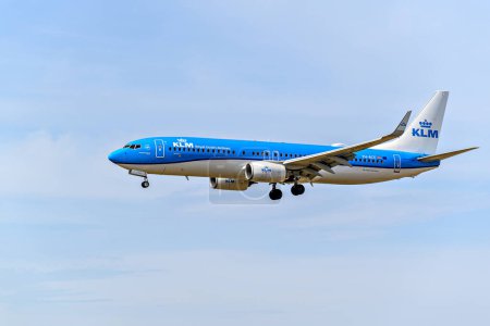 Foto de Barcelona, España; 10 de abril de 2023: Avión Boeing 737 de la compañía KLM, aterrizaje en el aeropuerto Josep Tarradellas Barcelona-El Prat - Imagen libre de derechos