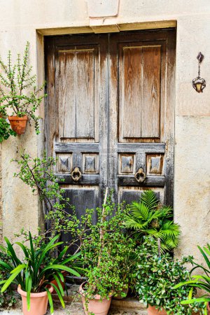 Foto de Antigua puerta de madera de una casa en el pueblo de Valldemossa Mallorca Islas Baleares España - Imagen libre de derechos